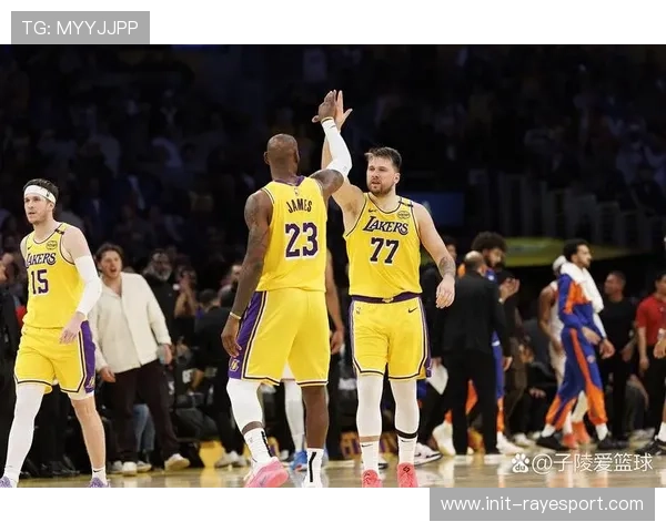 金州勇士季前赛首战湖人詹姆斯与库里精彩对决引爆关注